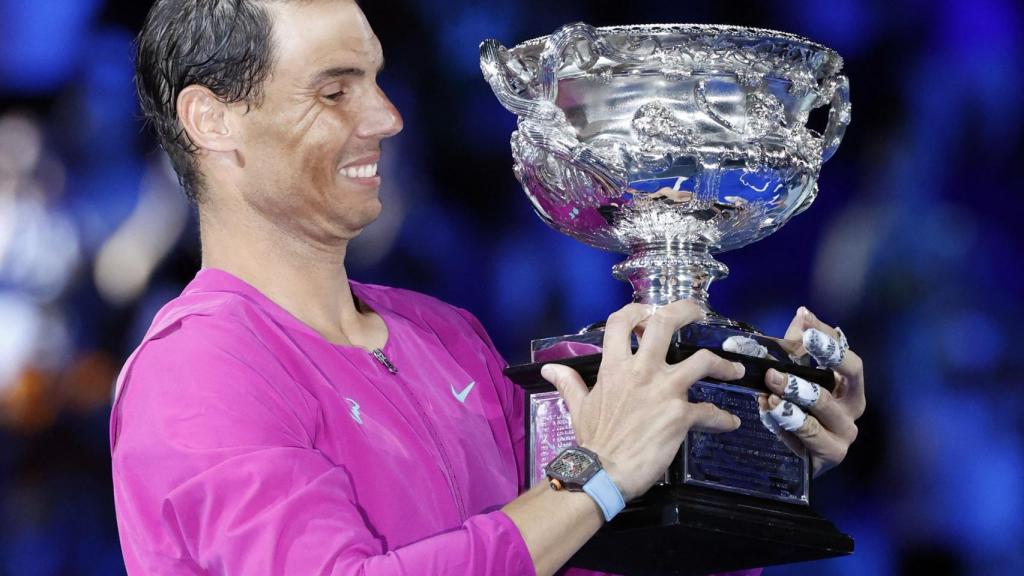 Rafa Nadal con el trofeo del Abierto de Australia