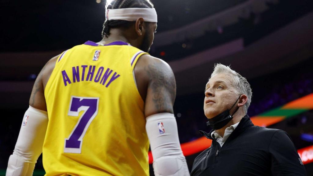 Carmelo Anthony se encara con un aficionado de la grada.