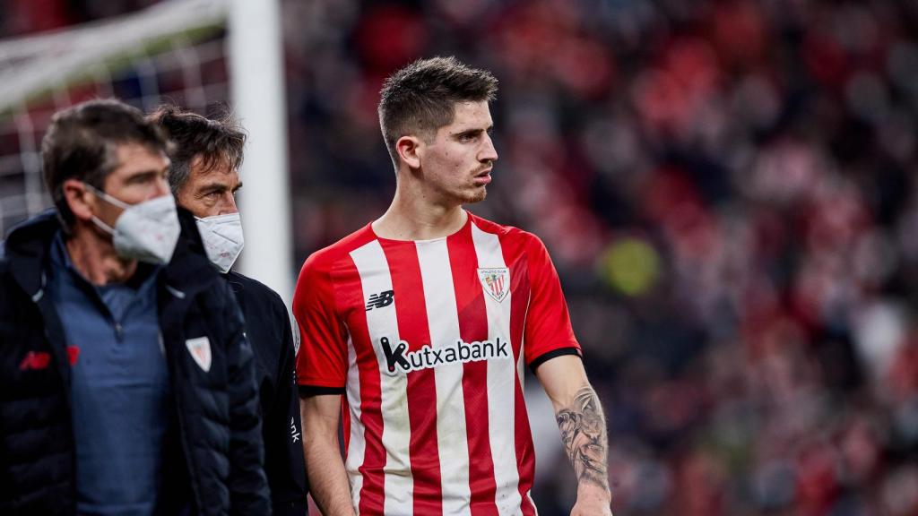 El jugador del Athletic Oihan Sancet abandona el campo acompañado por los médicos del Athletic
