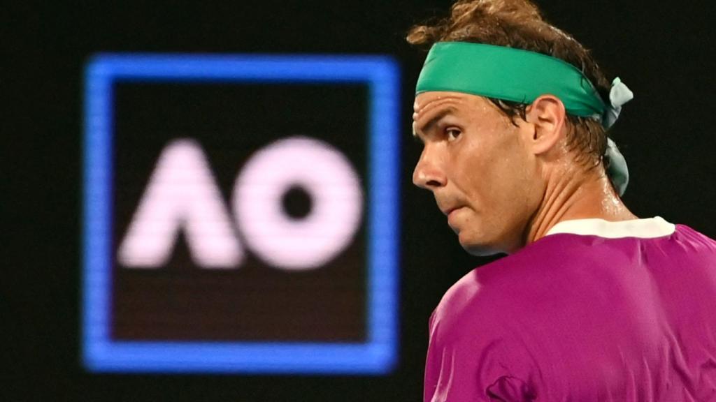 Rafa Nadal y el logo del Open de Australia