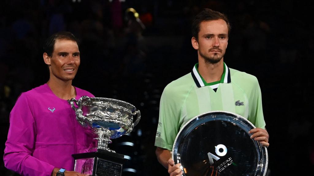 Rafael Nadal y Daniil Medvedev con los trofeos de campeón y subcampeón del Abierto de Australia, respectivamente