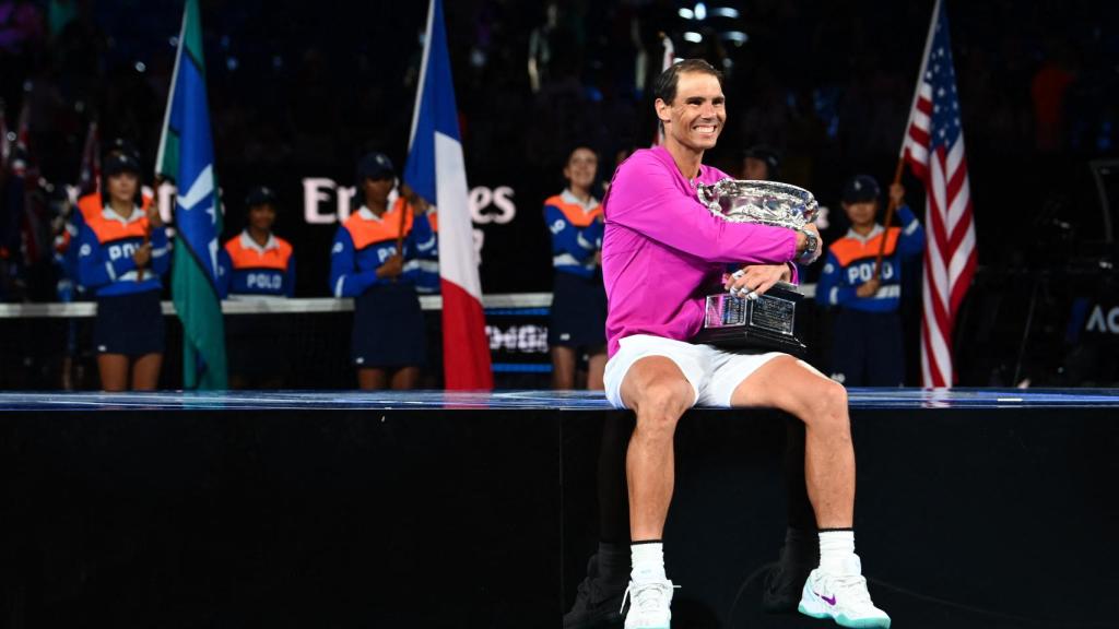 Rafael Nadal, con el trofeo del Abierto de Australia 2022