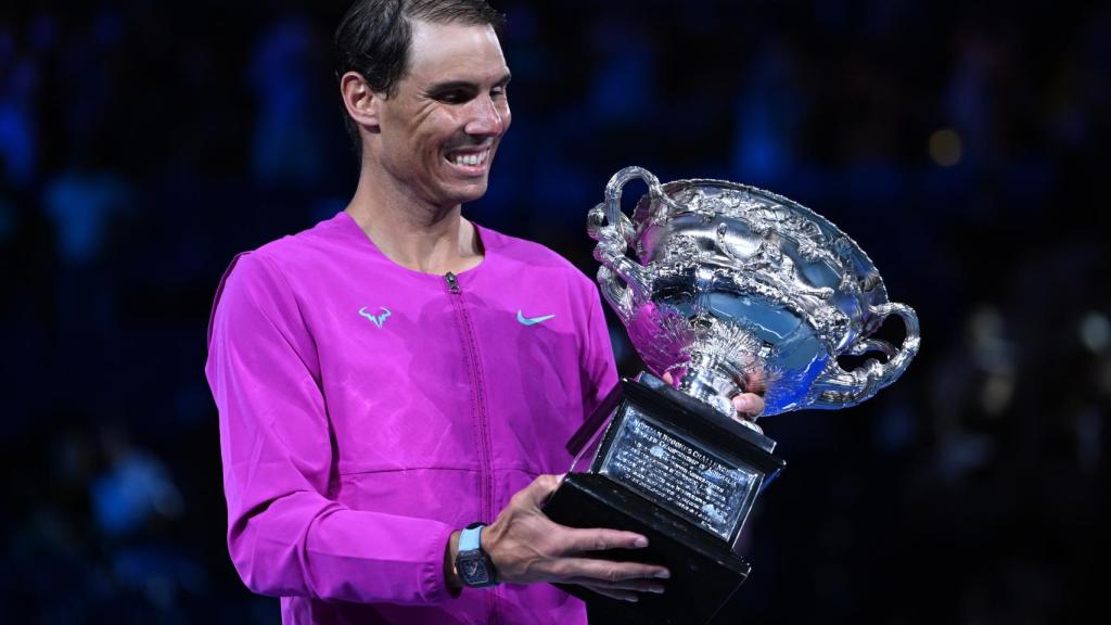 Nadal, tras ganar el trofeo en el Abierto de Australia.