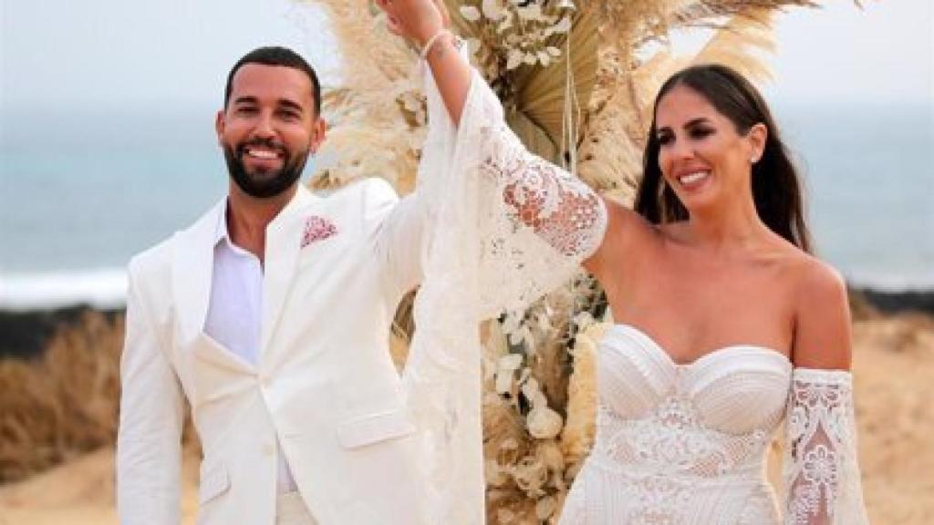 Omar Sánchez y Anabel Pantoja durante su boda, a 01 de octubre de 2021, en La Graciosa (España). Foto EUROPA PRESS