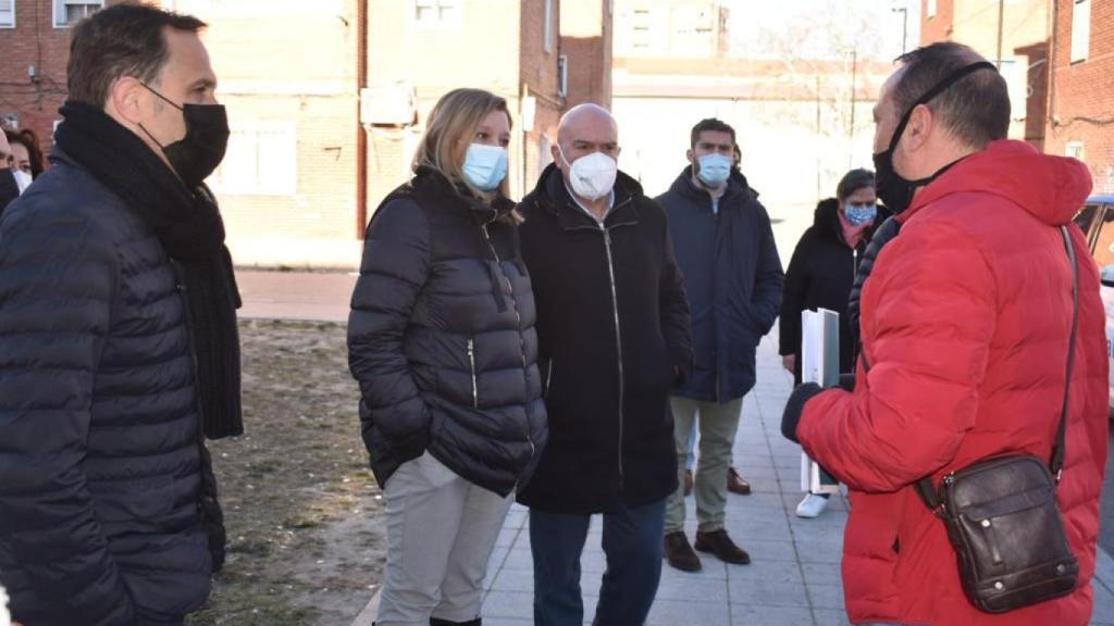 Carnero y Blanco, junto a Conrado Íscar, a su llegada a la reunión con 'Pajarillos Educa'
