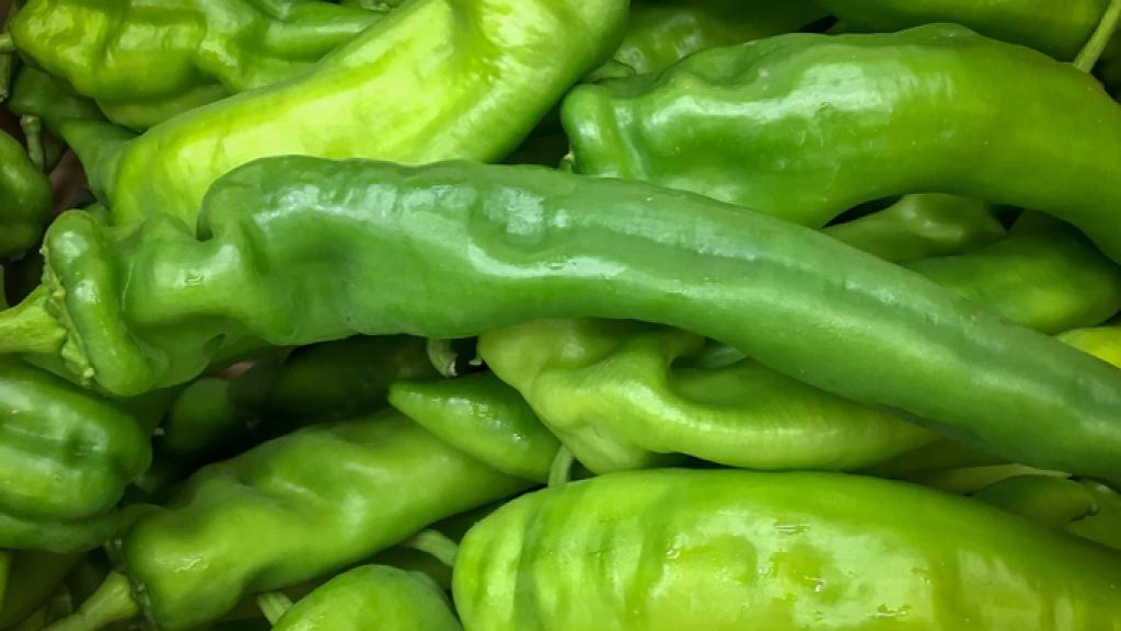 Trucos para extraer las semillas de los pimientos verdes italianos.