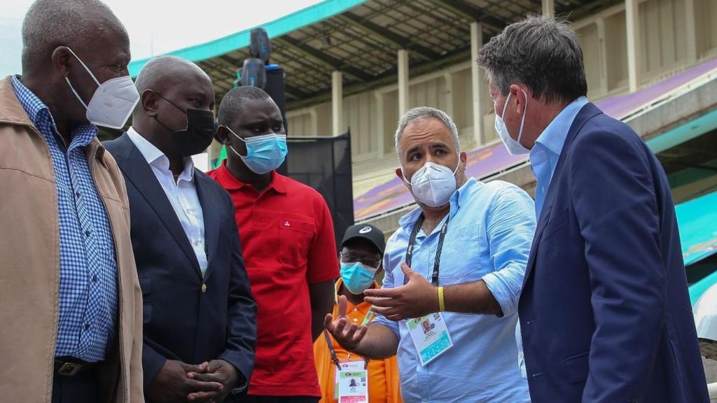 Miguel Escribano, director de Desarrollo de Negocios de Kunak, en Nairobi junto a responsables de World Athelitcs, durante la presentación de la segunda fase del programa piloto.