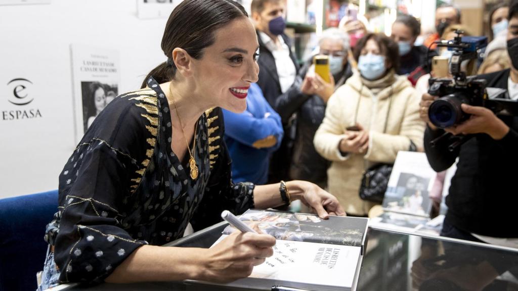 Tamara Falcó firmando su libro de recetas.