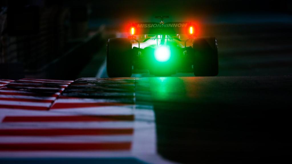 Un Ferrari durante los test de postemporada en Abu Dhabi.