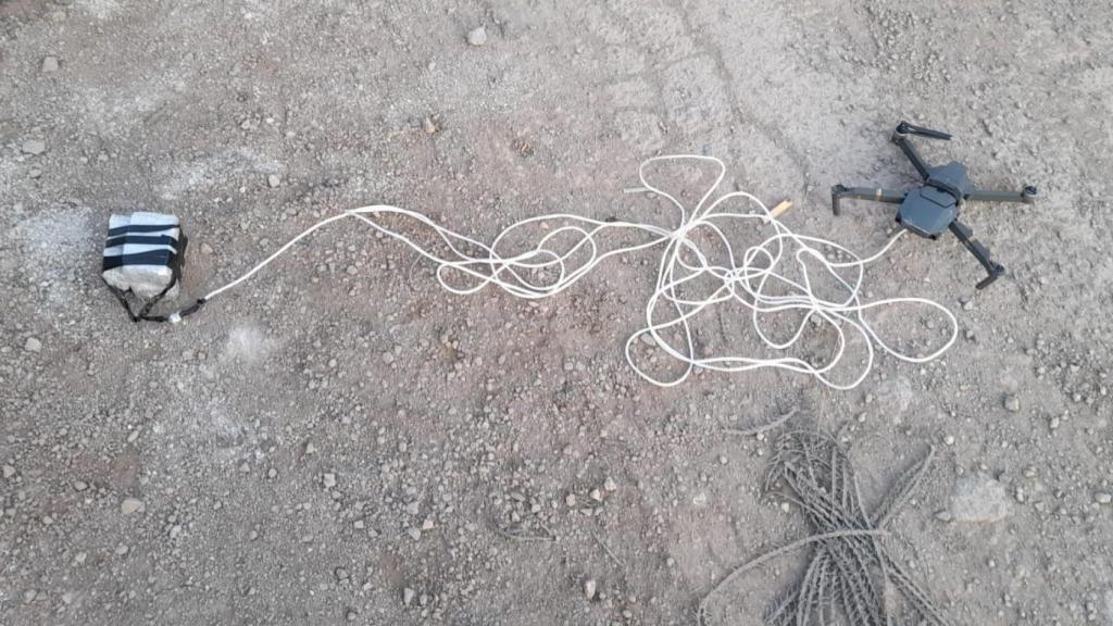 Uno de los drones, con su carga, neutralizado por la Guardia Civil.