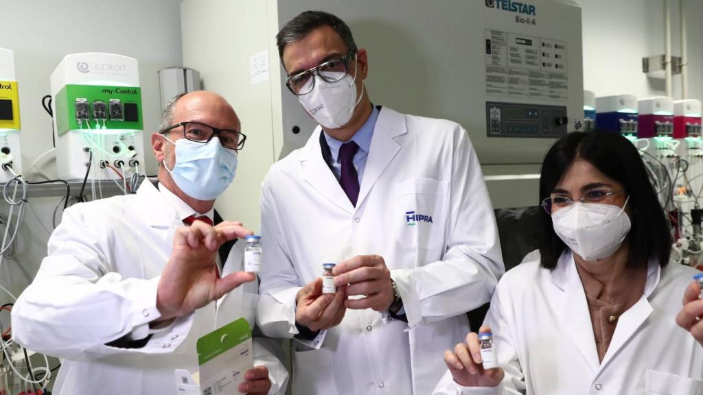 David Nogareda, presidente de Hipra (izquierda), con Pedro Sánchez y Carolina Darias durante la visita a las instalaciones de estos.