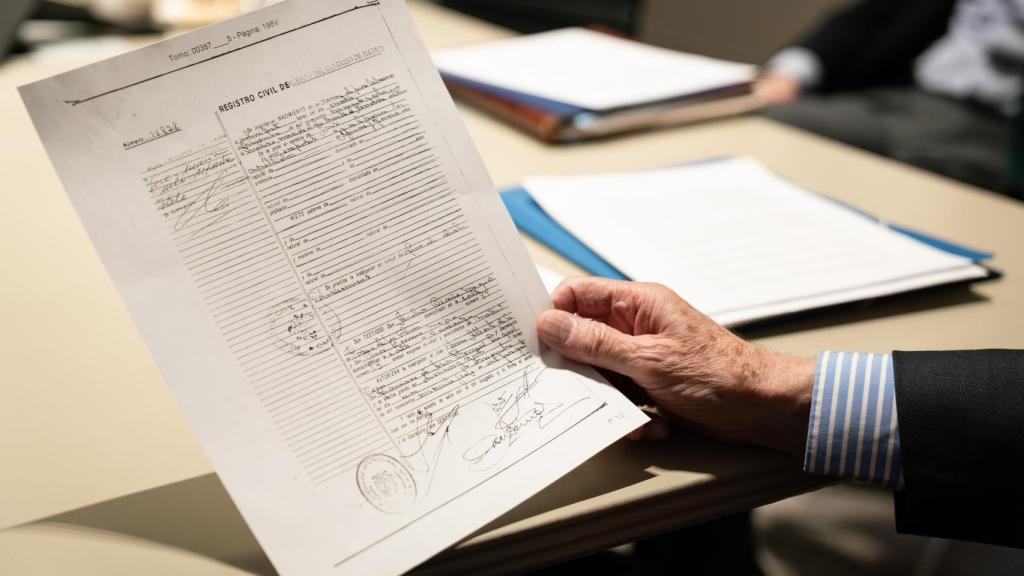 Álvarez-Arenas muestra el acta de nacimiento de Luis Aguirre.