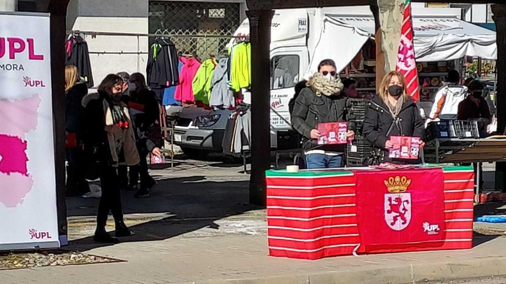 Mesa informativa de UPL en Sanabria