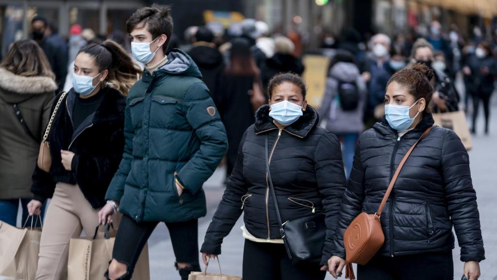 Varias personas con mascarilla en exteriores, a 23 de diciembre de 2021.