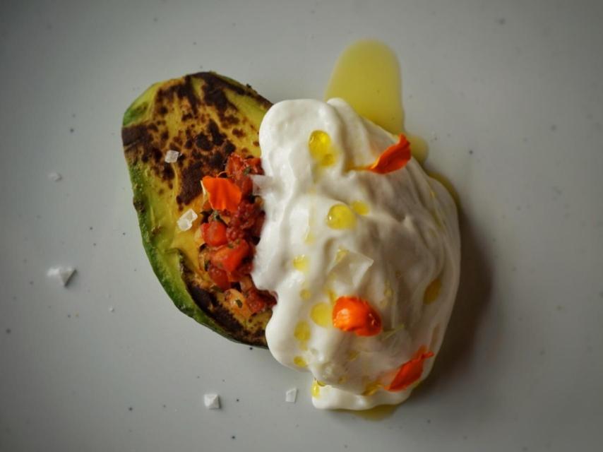 Aguacate templado, tartar de tomate - Plato Jondo