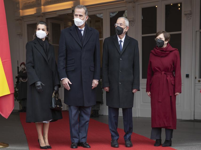 Letizia ha completado su 'look' con un bolso de Nina Ricci y guantes negros.