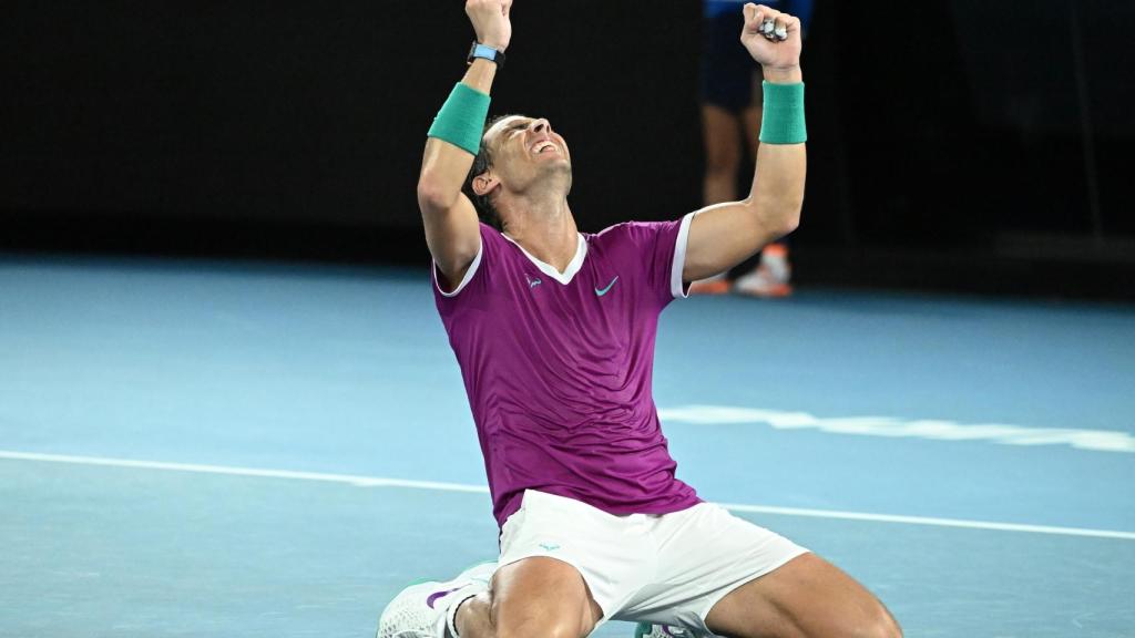 Rafa Nadal se arrodilla sobre la Rod Laver Arena para celebrar su victoria en el Abierto de Australia 2022