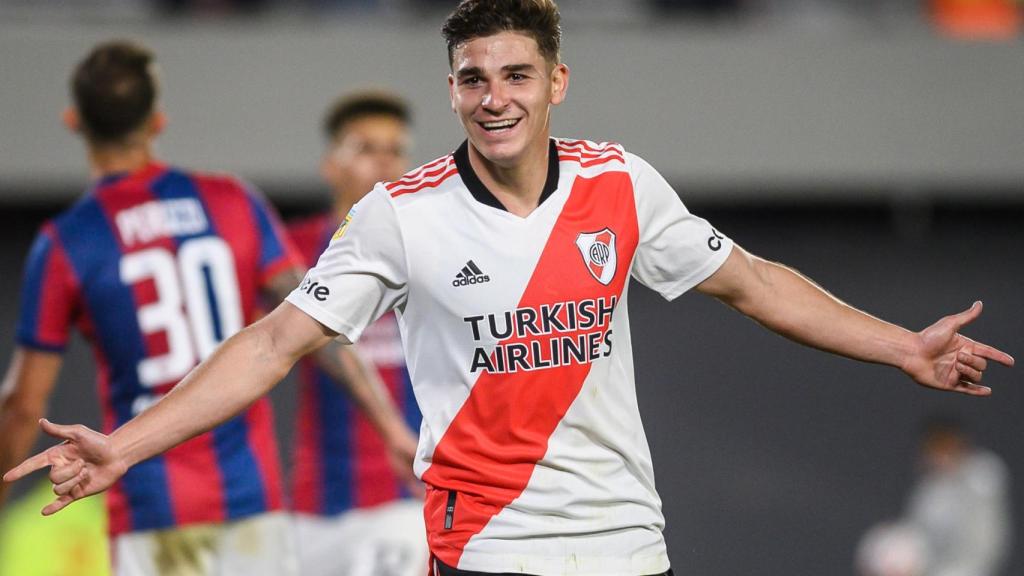 Julián Álvarez celebra un gol con River Plate.