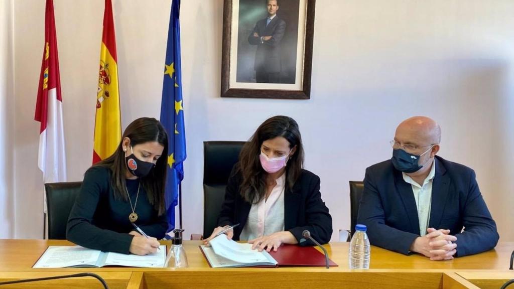 Firma del protocolo para las nuevas residencias de mayores. Foto: JCCM