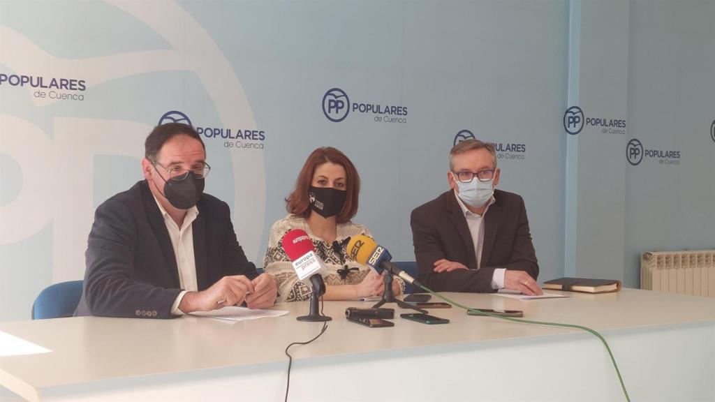 Los presidentes del Partido Popular en las provincias de Cuenca y Teruel, Benjamín Prieto y Joaquín Juste, junto a la alcaldesa de la capital turolense, Emma Buj. Foto: EP