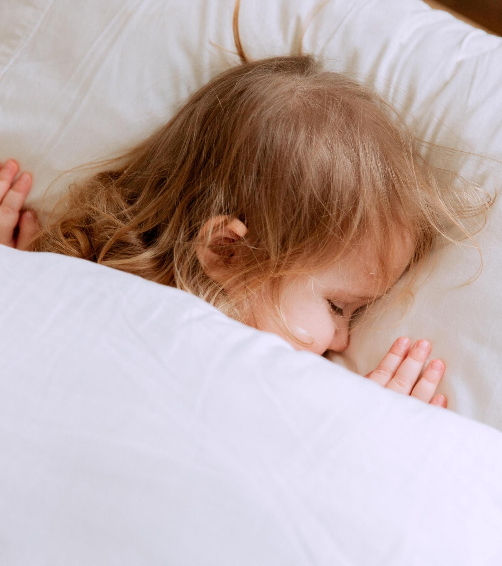 El excesivo uso de pantallas puede complicar la conciliación del sueño.