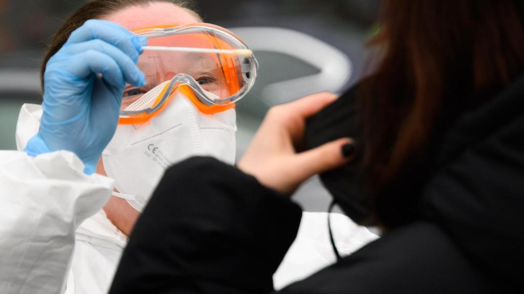 Una enfermera realizando un test de antígenos.