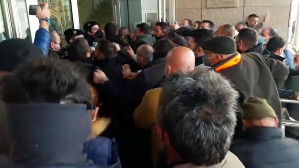 Ganaderos porcinos asaltan el Pleno de Lorca para frenar un cambio normativo: ¡Nos roban!