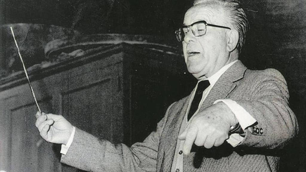 Perfecto Artola, durante la dirección de un concierto.