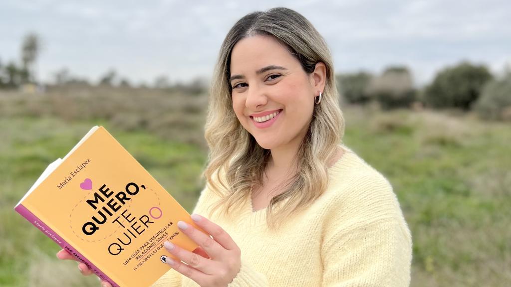 María Esclapez posa con su libro 'Me quiero, te quiero'.