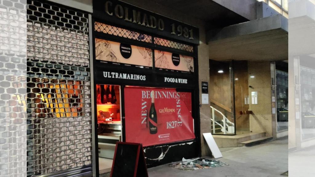 Los destrozos causados por el accidente de tráfico en la tienda Colmado 1981, en A Coruña.