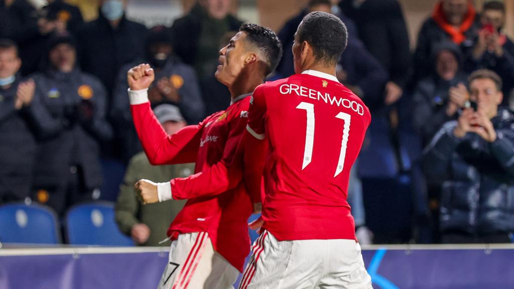 Cristiano Ronaldo y Mason Greenwood celebran un gol.