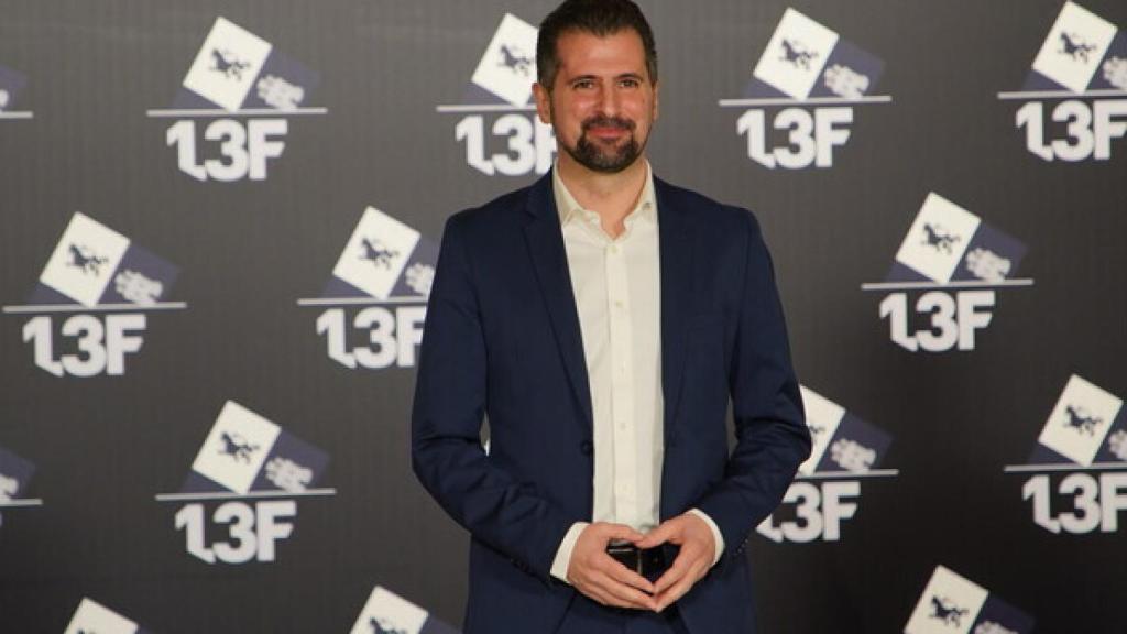 Tudanca con las manos en forma de triángulo