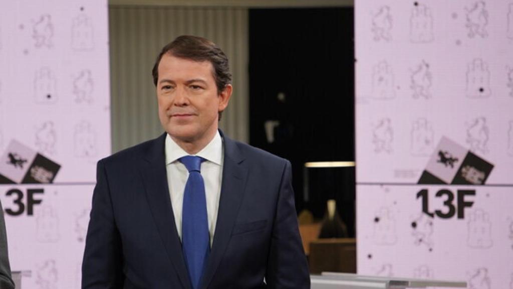 Mañueco al comienzo del debate