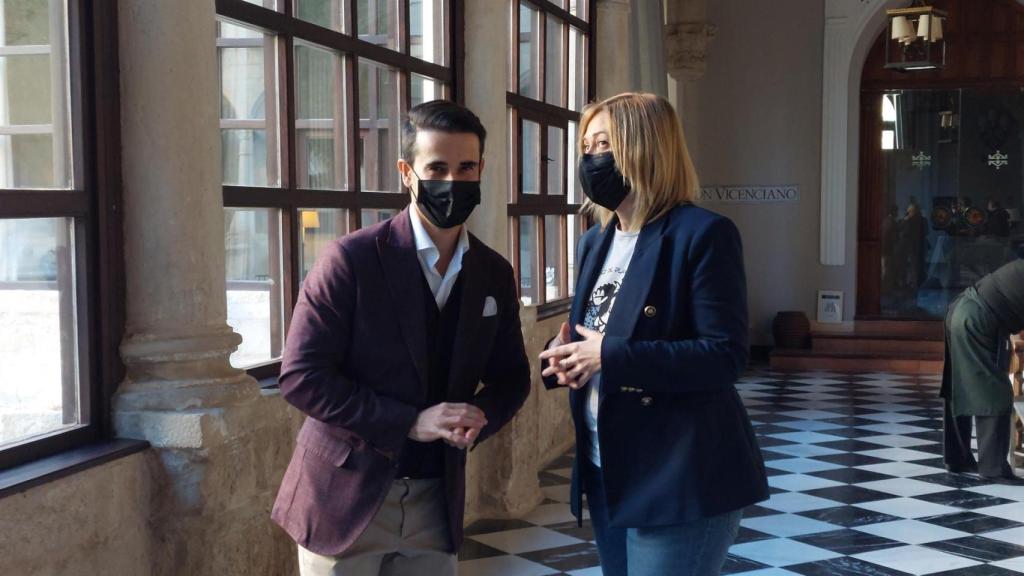 La presidenta del Grupo Parlamentario Ciudadanos, Carmen Picazo, y el presidente autonómico de AJE, Javier Redondo.