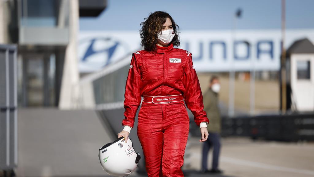 Isabel Díaz Ayuso se viste como un piloto profesional durante la visita al Circuito de Madrid Jarama.