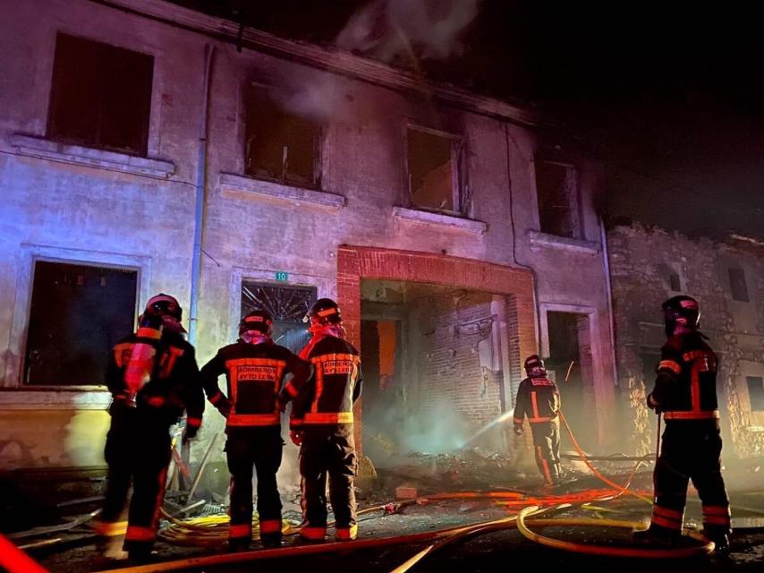 Bomberos de León tratan de sofocar el incendio en la vivienda de Las Bodas de Boñar