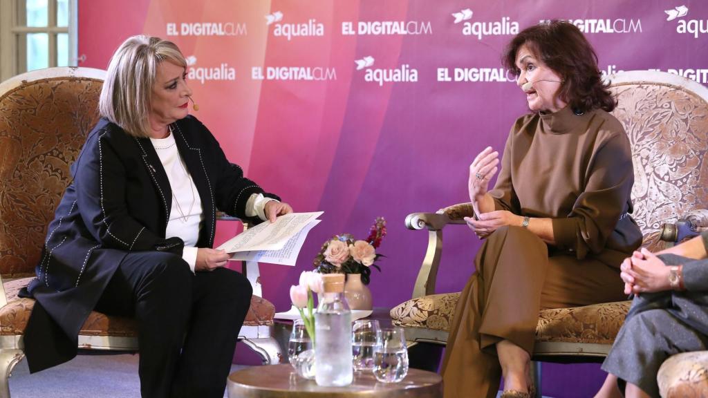 Carmen Calvo, exvicepresidenta del Gobierno, y Esther Esteban, presidenta ejecutiva de El Español / El Digital de Castilla la Mancha en el foro 'Enclave Mujeres' en Toledo. Foto: Óscar Huertas
