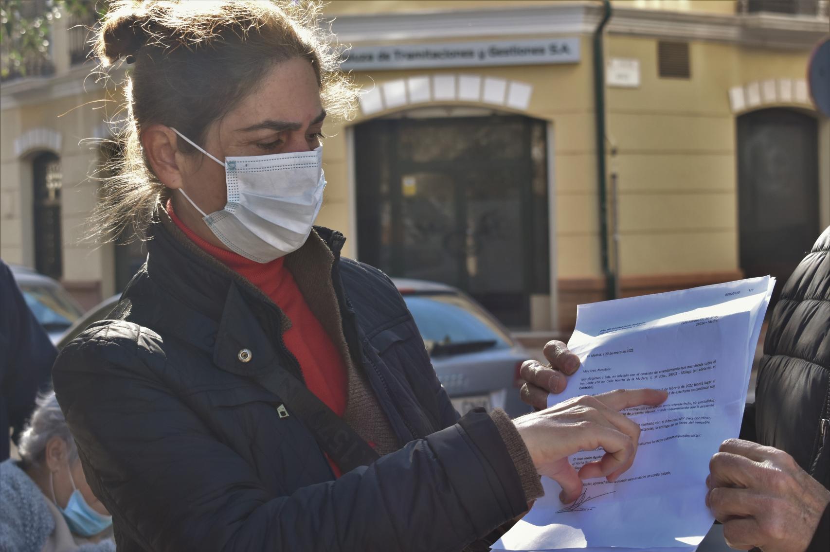 Trinidad sostiene la carta donde le anuncian que su contrato acaba.