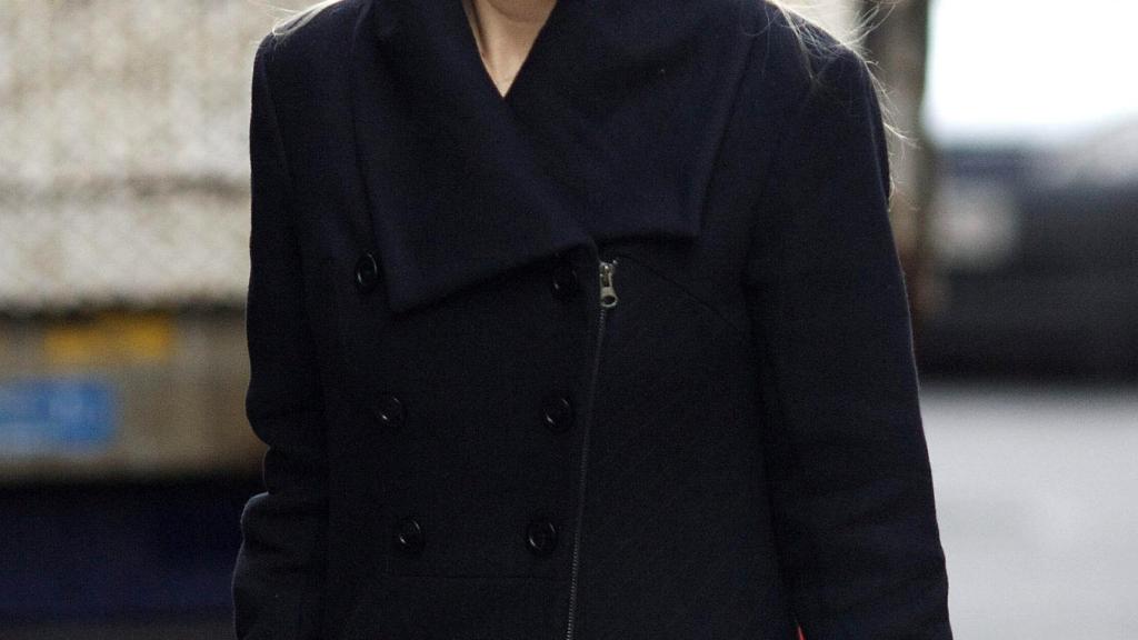 Chelsy Davi paseando por las calles de Londres.