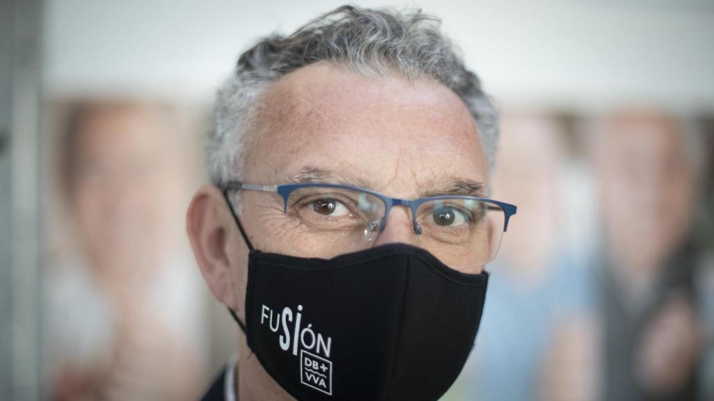 José Luis Quintana, regidor de Don Benito, presume de mascarilla por la fusión con Villanueva.