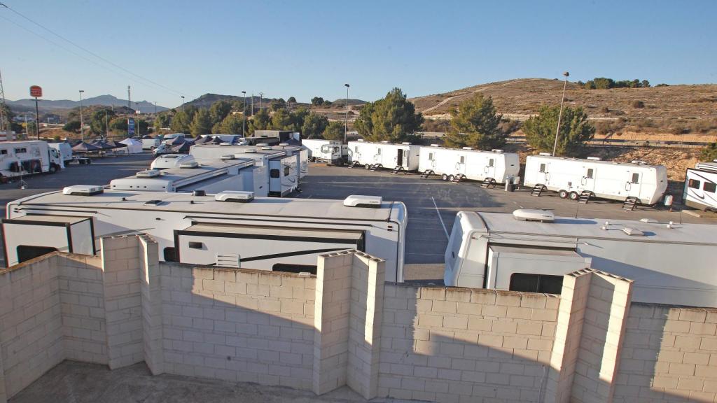 Las caravanas en el campo de fútbol del Petrer.