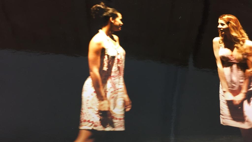 Chanel (izquierda) junto a su inseparable compañera Tamar Vela (derecha) sobre el escenario.