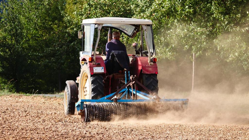 Imagen de archivo de un agricultor en un tractor