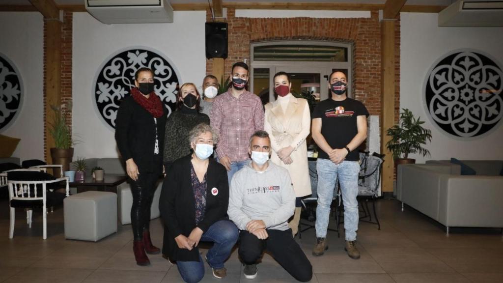 Cristina Blanco y Nieves Trigueros en la reunión con los bomberos