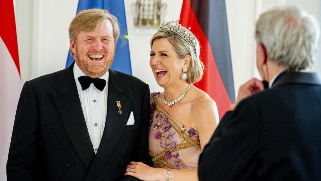 Máxima y Guillermo, espontáneos y divertidos en un encuentro con el presidente de Alemania.