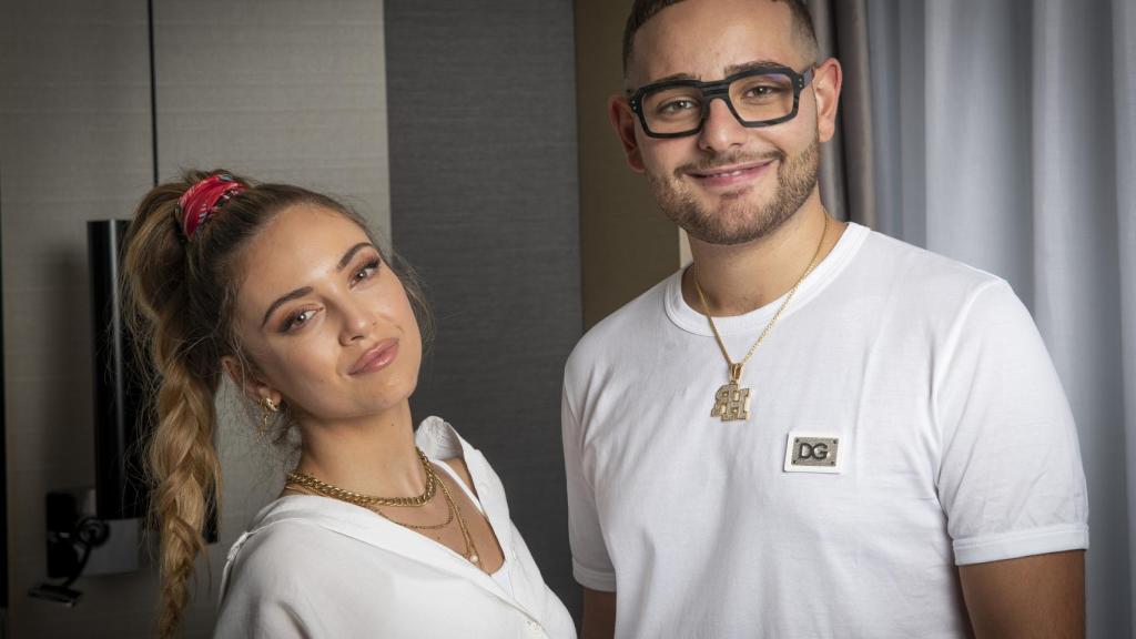 Ana Mena y Rocco Hunt durante un posado en Madrid.