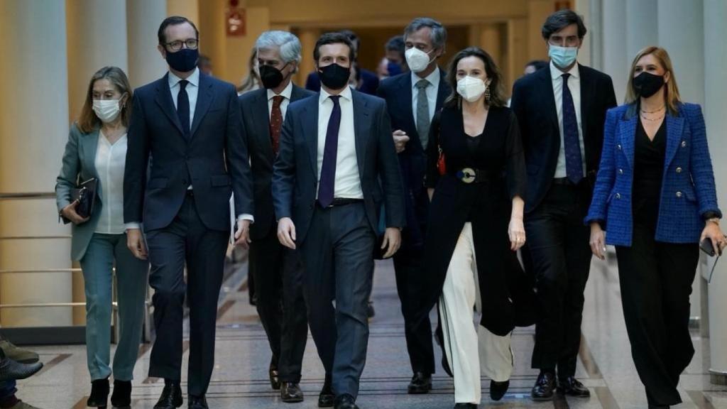 El presidente del PP, Pablo Casado, junto a varios miembros de la dirección del partido, este martes en el Senado.