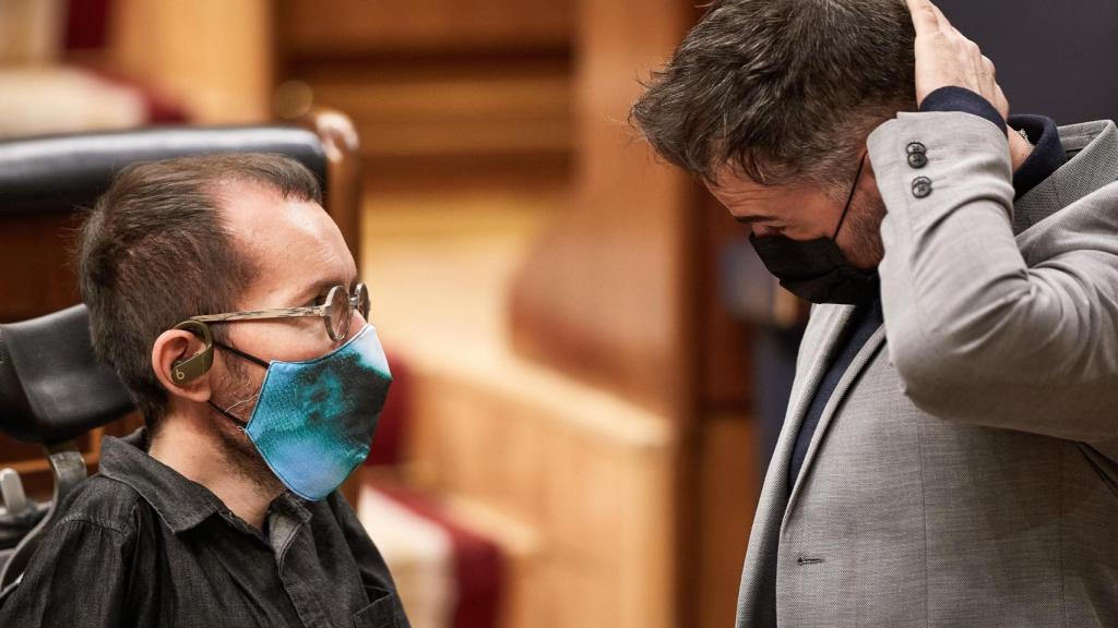 Gabriel Rufián, portavoz de ERC, departe con el de Unidas Podemos, Pablo Echenique.