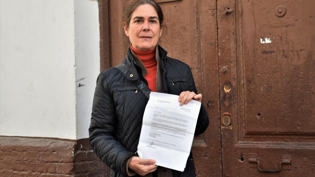 Trinidad Durán, vecina de El Perchel desde hace tres décadas, posa con la carta.