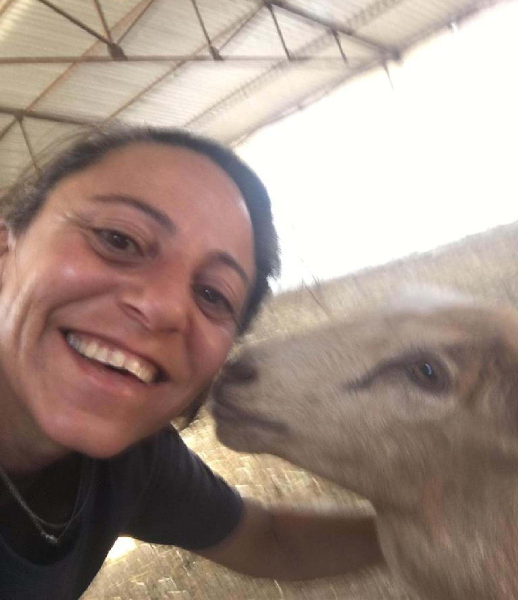 Mónica Pineda con una oveja.